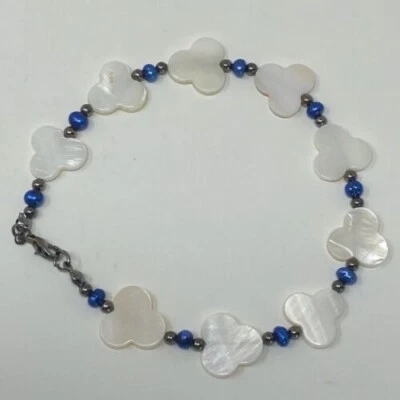 Tobillera hecha a mano concha blanca cuentas en forma de trébol con perlas azules metal negro Foto 1 de 4