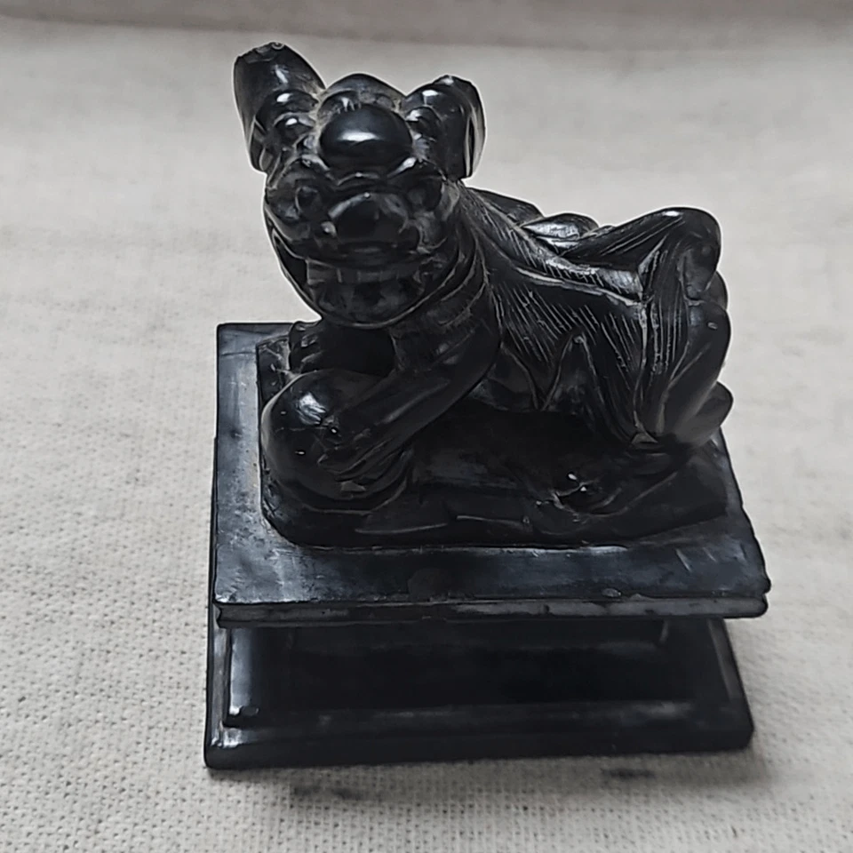 Estatueta chinesa antiga esculpida em pedra preta Foo Dog - Imagem 1 de 4