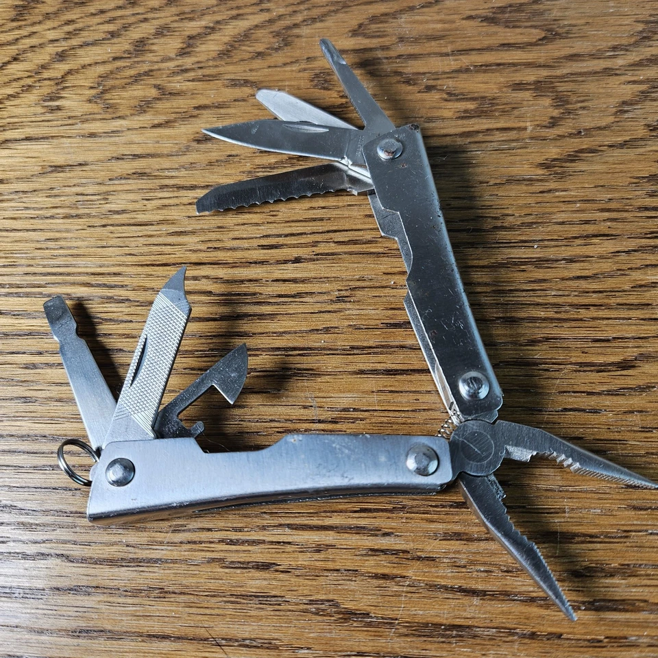 Pocket Size Multi-Tool (8) with Philipps and Flat Head Screwdriver, Saw and More - Image 1 of 4