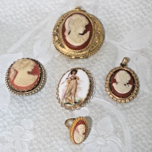 LOTTO 5 PENDENTI SPILLA pin Max Factor polvere compatto CAMMEO stile OROLOGIO tascabile - Foto 1 di 13