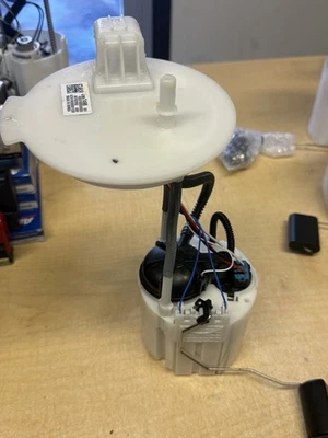 BOMBA DE TANQUE DE COMBUSTIBLE UNIDAD DE NIVEL DE ENVÍO OEM 2024-2025 CHEVROLET TRAX 1.2L L3 Foto 1 de 4