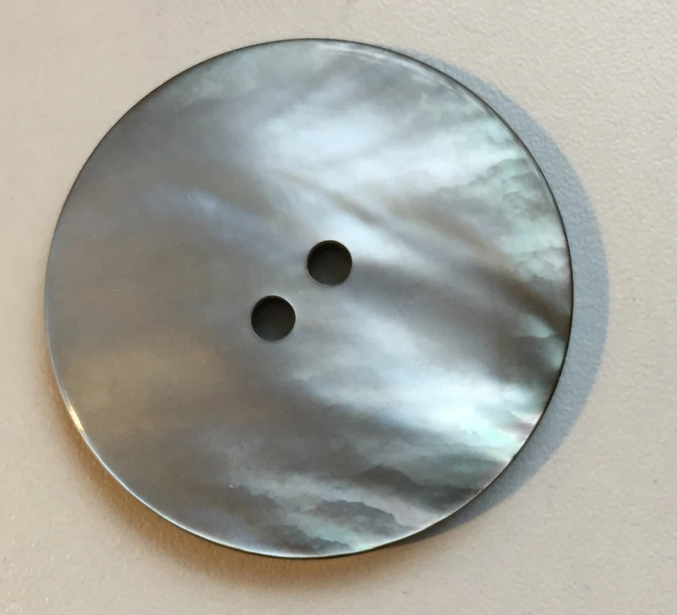 Perlmuttknöpfe: 1 großer grauer Knopf, 48mm. - Bild 1 von 1