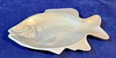PLATO BANDEJA DE ALUMINIO PELTRE EN FORMA DE PESCADO 13" L x 7 1/2" an x 1,25 h Foto 1 de 4