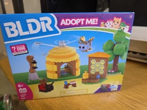 BLDR Adopt Me Coffee Shop 225-teiliges Set mit Roblox Code versiegelt NEU - Bild 1 von 2