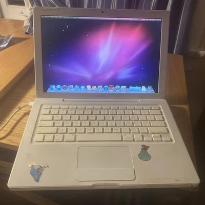 Apple MacBook A1181 2006 blanco - Intel Core Duo, 2,5 GB de RAM, 150 GB disco duro Foto 1 de 4