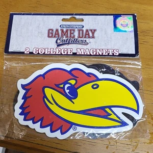 Imanes Jayhawks College KU Kansas University Game Day Outfitters 2 imanes - Imagen 1 de 3
