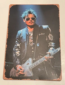 Blazer Johnny Depp in Lily Rose tocando la guitarra 8" x 12" metal letrero de hojalata - Imagen 1 de 2