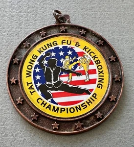 Tat Wong Kung Fu y Kickboxing Grande Medalla de Cobre 2 5/8" Años 80 Deportes - Imagen 1 de 4