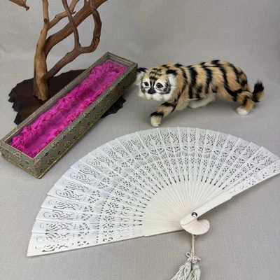 Китайский ручной складной вентилятор винтажный с проколотыми/резными деталями - Изображение 1 из 4