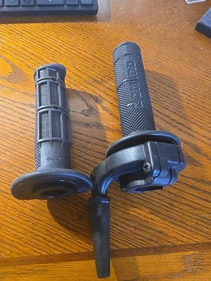 Acelerador de cuatro tiempos Domino | 51-200 Foto 1 de 4