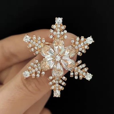 Brillante broche de copo de nieve de Navidad con estrás prendedor, regalo de joyas de invierno para vacaciones Foto 1 de 4