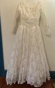 Vintage wedding dress, lace, tulle, ruffles, long sleeves and matching doll - Picture 1 of 8