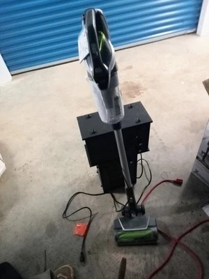 Aspiradora de alfombras compacta portátil Bissell Little Green Pet Pro Foto 1 de 4