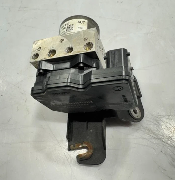 Chevrolet Sonic 2014 módulo de bomba de freno antibloqueo ABS P/N 95317942 genuino fabricante de equipos originales usado Foto 1 de 4
