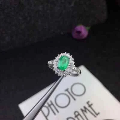 Alianza de oro blanco sólido de 14 k de esmeralda y moissanita creada en laboratorio ovalada de 2,10 quilates Foto 1 de 4