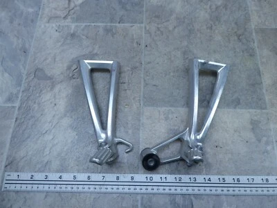 2007 雅马哈 YZF-R6S Y693-1。 后乘客脚钉和支架支架 — 第 1/4 张图片