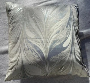 Almohada decorativa Martha Stewart 16" cuadrada plateada/marfil remolino - Imagen 1 de 4