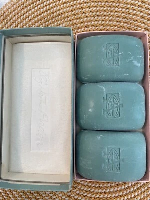 Caja de 3 barras de jabón de manos perfumado vintage Elizabeth Arden Blue Grass para pasteles Foto 1 de 4