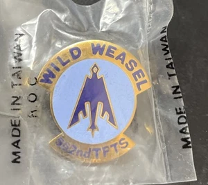 F-4 WILD WEASEL 562ND TFTS Randolph George AFB US AIR FORCE TRAINING SQD HAT PIN - Picture 1 of 4
