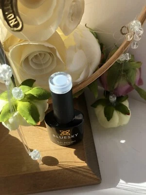 Impresionante esmalte de uñas azul pastel Bluesky Foto 1 de 2