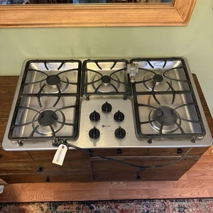 GE 36" Built-In Gas Cooktop 5 Burner Stainless Steel w/ Cast Iron JGP963SEJ1SS - Picture 1 of 24