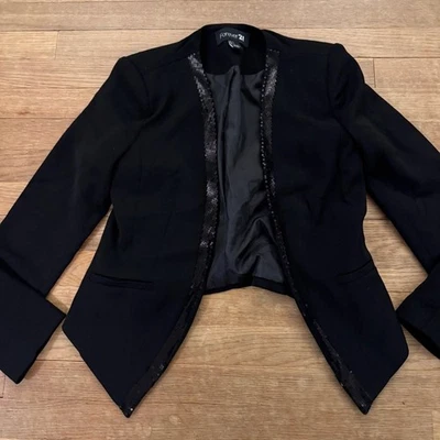 Jaqueta blazer Forever 21 preta com acabamento em lantejoulas frente aberta tamanho pequeno S b64 - Imagem 1 de 4