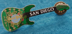 SAN DIEGO HOLIDAY BOWL FOOTBALL FIELD FENDER GUITAR 2001 Hard Rock Cafe PIN LE - Imagen 1 de 1