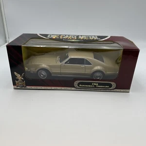Road Signiture 1:18 1966 Oldsmobile Tornado Gold Deluxe Diecast - Used - Picture 1 of 12