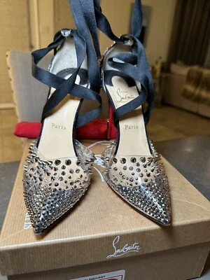 Tacones Louboutin tachonados negros y dorados talla 40. Foto 1 de 4