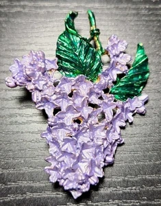 Vintage lila Emaille Flieder oder Hyazinthe Blume Brosche oder Anstecknadel grüner Stiel - Bild 1 von 4