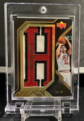 Placa de identificación UD negra Kirk Hinrich 2008-09 dorada letra H autógrafo automático #d 10/10 Foto 1 de 3