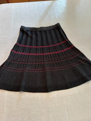 Falda acampanada Max Studio negra con rayas rojas grises talla mediana Foto 1 de 4