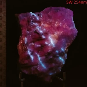 Fluorescent Aragonite lightning bolts & Chondrodite Long Lake Canada 0.5kg - Picture 1 of 7