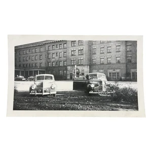 Foto De Colección Años 40 Coches Ladrillo Edificio Puertas Abiertas MCM Michigan Escena Instantánea - Imagen 1 de 4