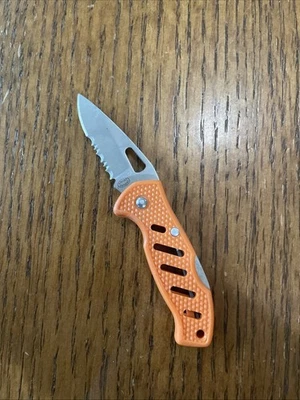 Navaja de bolsillo plegable de hoja de 2 pulgadas. Mango con textura naranja. 4 pulgadas abiertas. ¡Nuevo! Foto 1 de 2