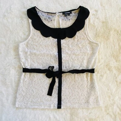 Blusa sem mangas de renda branca com cinto de fita preta gola recortada tamanho M - Imagem 1 de 4