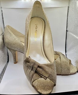 Zapato de tacón alto Caparros de malla dorada de 3”  Talla 11 M. Estado nuevo. Foto 1 de 4