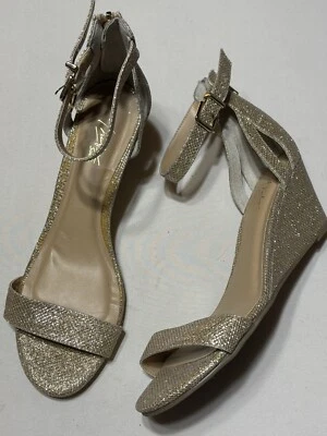 Sandalia elegante Thalia Sodi dorada con cuña brillante para mujer 9,5 nunca usada Foto 1 de 4