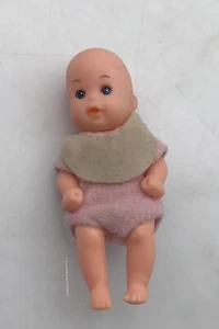 "Mini muñeca bebé vintage Simba Toys 2,5"" bebé recién nacido con traje" - Imagen 1 de 3