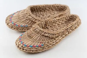 (18095) Folklore / Russland: handgemachte Schuhe aus Bast / Korbgeflecht / Stroh - Bild 1 von 3
