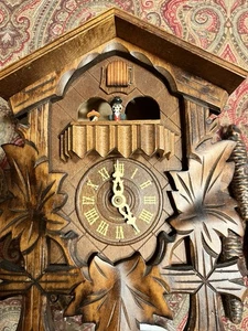 Orologio a cucù musicale Foresta Nera 5 foglie 1 uccellino con ballerine girevoli - Leggi. - Foto 1 di 13