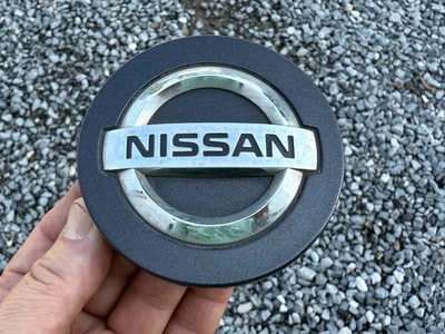 TAPA CENTRAL RUEDA NISSAN TITAN ARMADA OEM ACABADO GRIS OSCURO 40342-7S500 3 3/8" Foto 1 de 4
