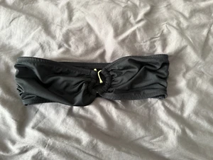 Trägerloses Bikini-top in schwarz von H&M, Grösse M, goldener Verschluss - Bild 1 von 2