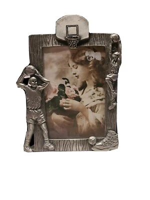 Marco de fotos deportivo de aros de baloncesto de peltre de colección se adapta a caballete de fotos trasero de caballete de 3,5 X 5 Foto 1 de 2