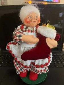 Vintage 2003 Annalee 9" Mrs. Santa Claus hält Weihnachtsstrumpf mit Geschenk - Bild 1 von 3