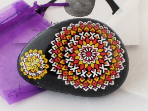 Piedra de alquimia pintada a mano con diseño de triple mandala rojo, naranja, amarillo y blanco - Imagen 1 de 6