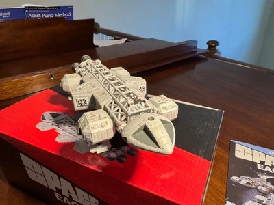 Nave Laboratoria Eagle 1999 Espacial Oficial 10" Eaglemoss Con Soporte y Cargador Foto 1 de 4