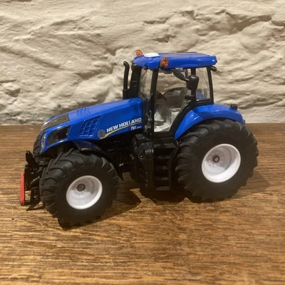 SIKU  1:32 Scale NEW HOLLAND T8.390 TRACTOR 4 WHEEL DRIVE LIKE BRITAINS - Image 1 of 4