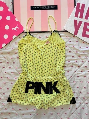 VS ROSA VINTAGE Y2K ENCAJE RIBETE MAMELUCO CAMI CAMISETA SIN MANGAS PANTALONES CORTOS AMARILLO LOGOTIPO FLORAL NUEVO CON ETIQUETAS Foto 1 de 4