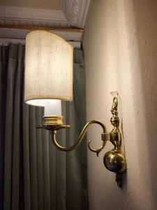 ANTIQUE STYLE SOLID BRASS WALL LIGHT   X4 with Light Bulbs and Shades - Picture 1 of 6